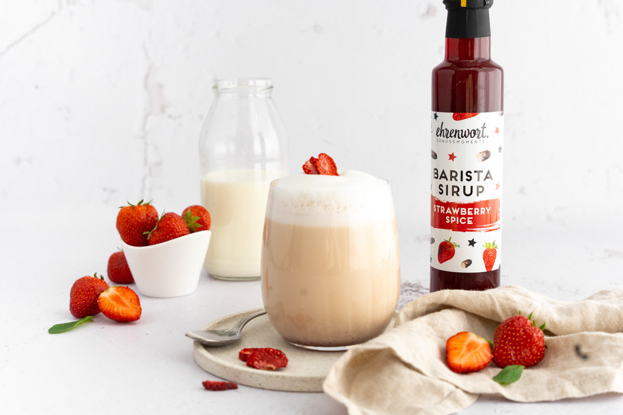 So einfach wie noch nie: Strawberry Latte mit dem neuen BIO Barista Sirup Strawberry Spice Latte von ehrenwort. Genussmomente