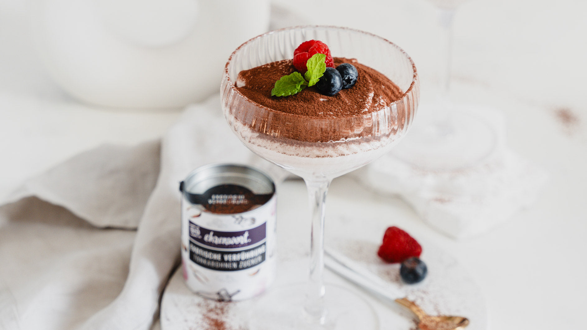 Weißes Schokoladenmousse mit verführerischem Tonkabohnen Zucker