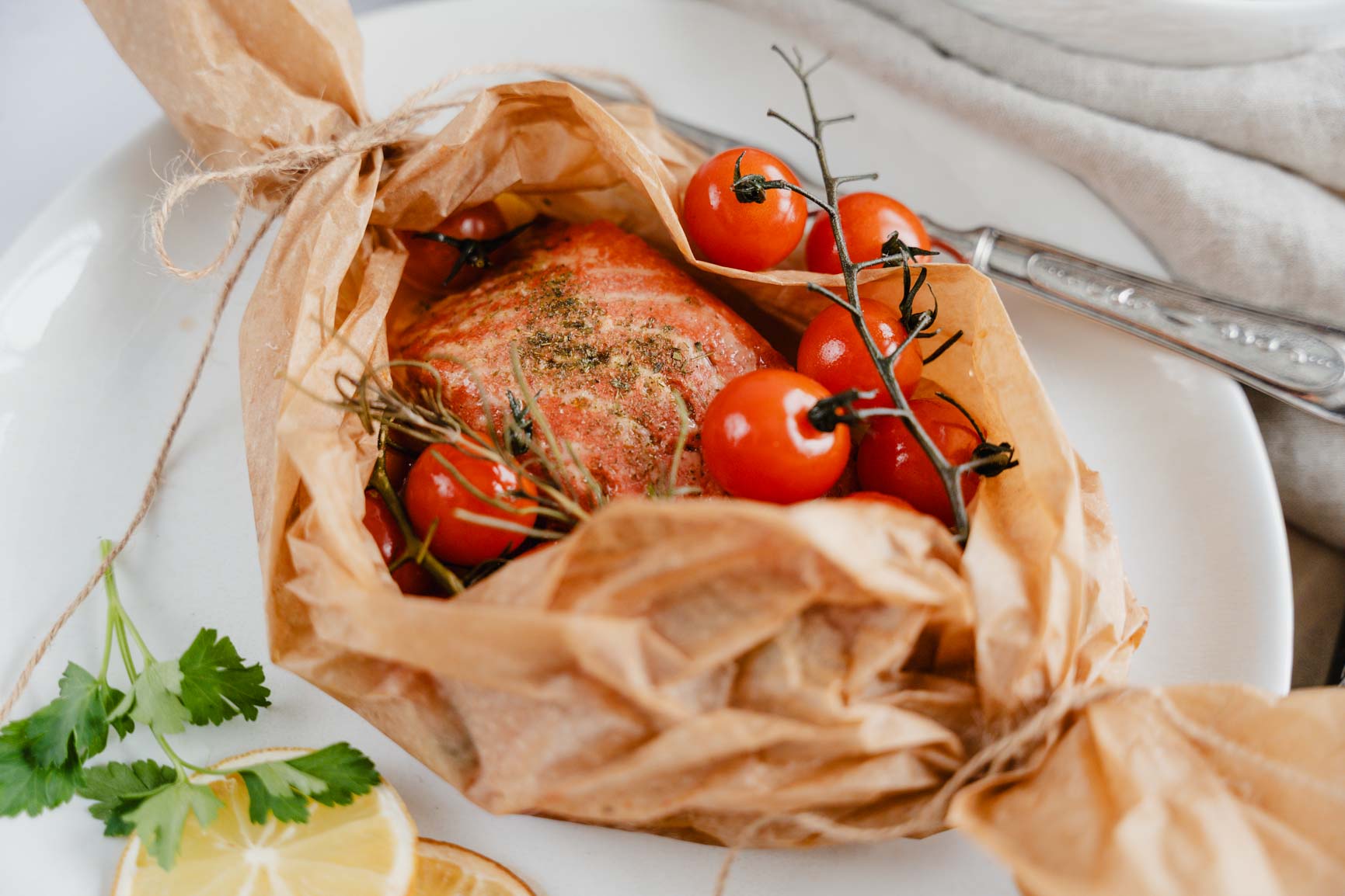 Veganer Lachs im Päckchen mit Tomatensalsa