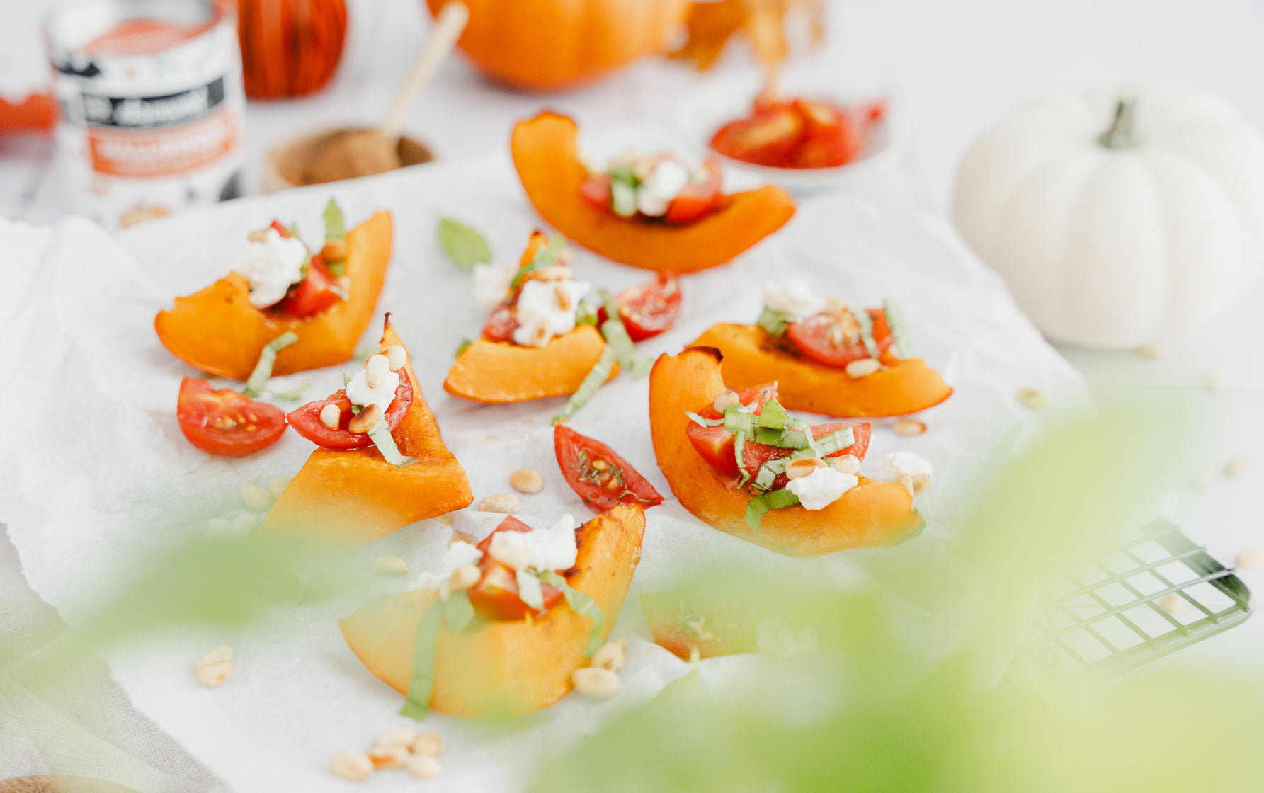 Genussvolles Rezept für die Kürbiszeit: Diese Pumpkin Spice Kürbis-Bites mit Tomaten & Ricotta